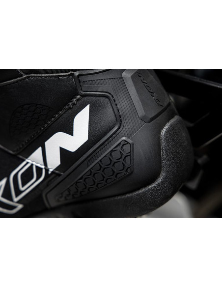 Ghete moto Roadster barbati all season Ixon model Ranker MS culoare: negru/alb