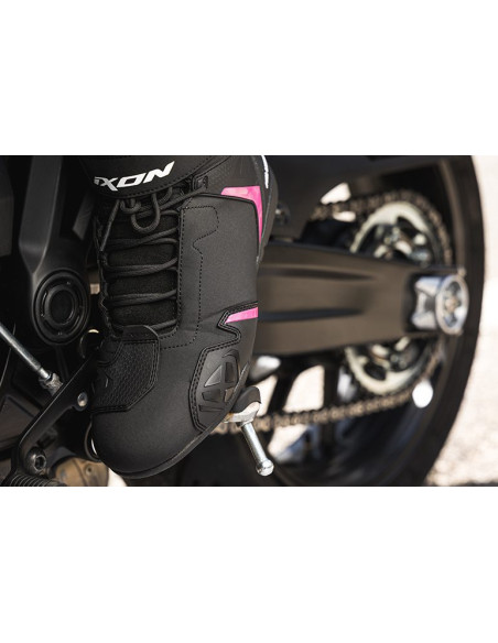 Ghete moto Roadster femei All Season Ixon model Gambler WP LS culoare: negru/fuchsia (roz) (100% waterproof)