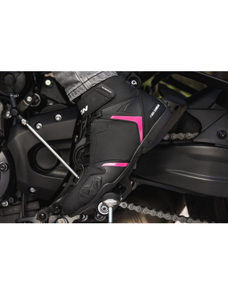 Ghete moto Roadster femei All Season Ixon model Gambler WP LS culoare: negru/fuchsia (roz) (100% waterproof)