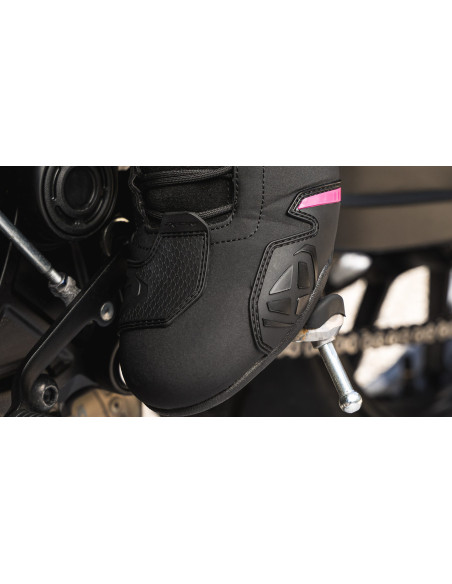 Ghete moto Roadster femei All Season Ixon model Gambler WP LS culoare: negru/fuchsia (roz) (100% waterproof)
