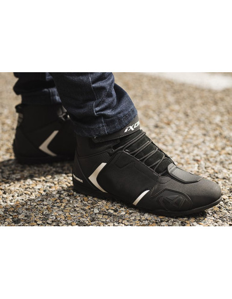 Ghete moto Roadster barbati All Season Ixon model Gambler WP MS culoare: negru/alb (100% waterproof)