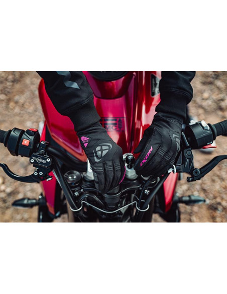 Manusi femei Roadster Mid-season textil/piele Ixon model MIG 2 WP LS culoare: negru/fuchsia (roz) - degete tactile - waterproof