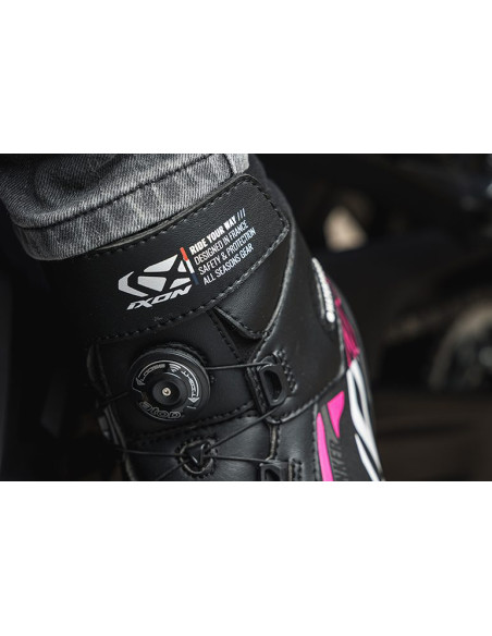 Ghete moto Roadster femei All season Ixon model Ranker WP LS culoare: negru/alb/fuchsia (roz) (100% waterproof)