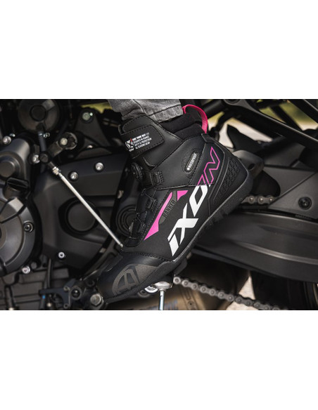 Ghete moto Roadster femei All season Ixon model Ranker WP LS culoare: negru/alb/fuchsia (roz) (100% waterproof)