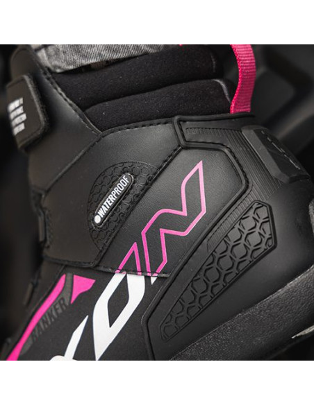 Ghete moto Roadster femei All season Ixon model Ranker WP LS culoare: negru/alb/fuchsia (roz) (100% waterproof)