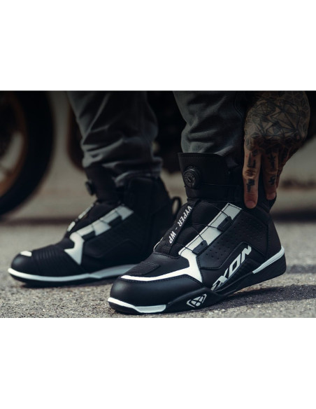 Ghete moto Urban/Roadster barbati All Season Ixon model Vyper WP MS culoare: negru/alb (100% waterproof)