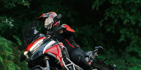 Geacă moto textilă sau de piele? Diferențe reale, nu teorie