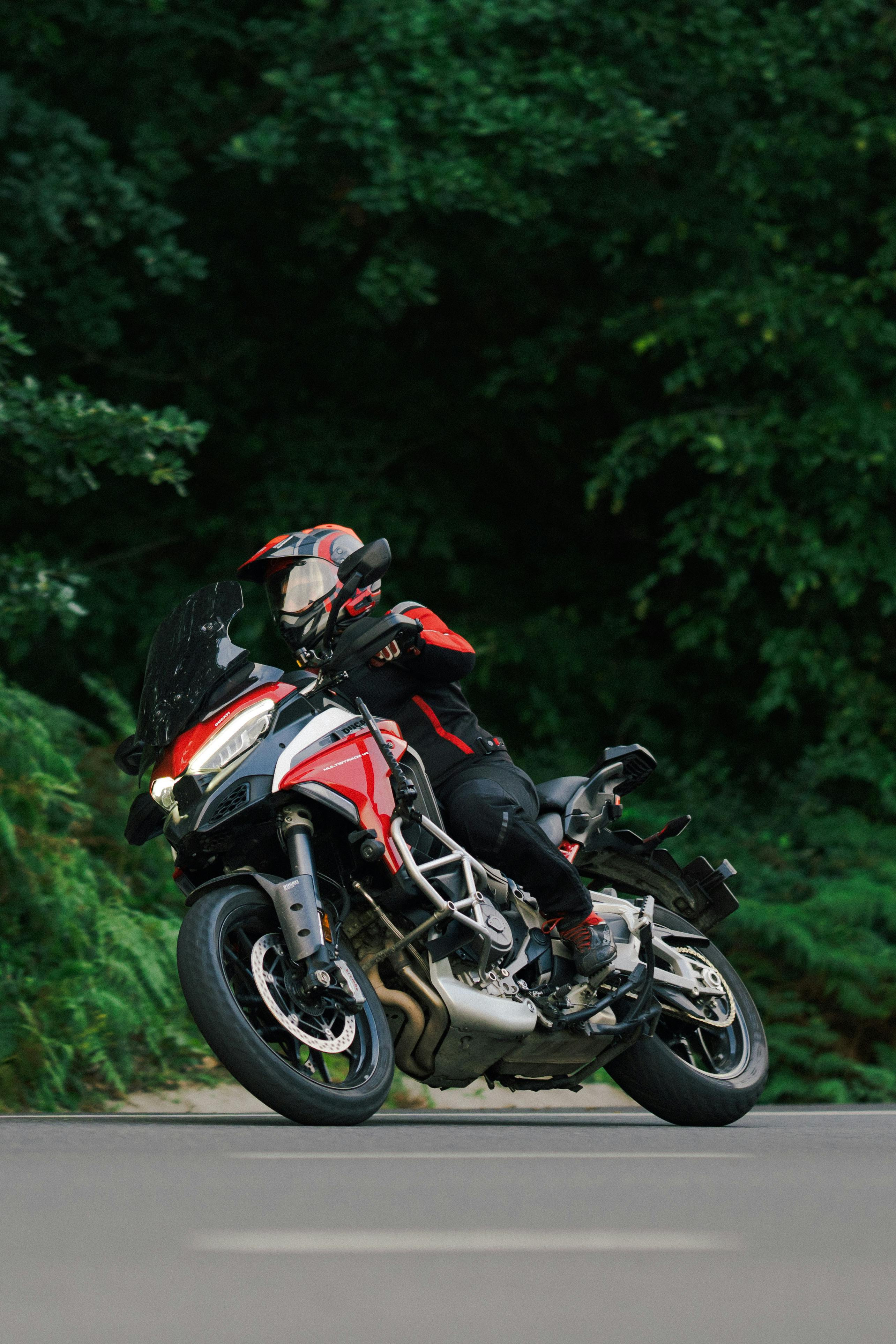 Geacă moto textilă sau de piele? Diferențe reale, nu teorie